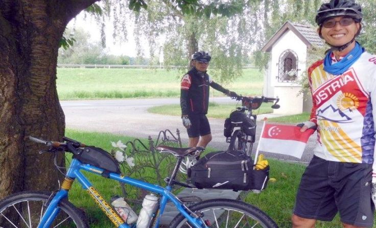 Genah Lim zeigte sich an der Kapelle vor ihrem Quartier interessiert. 