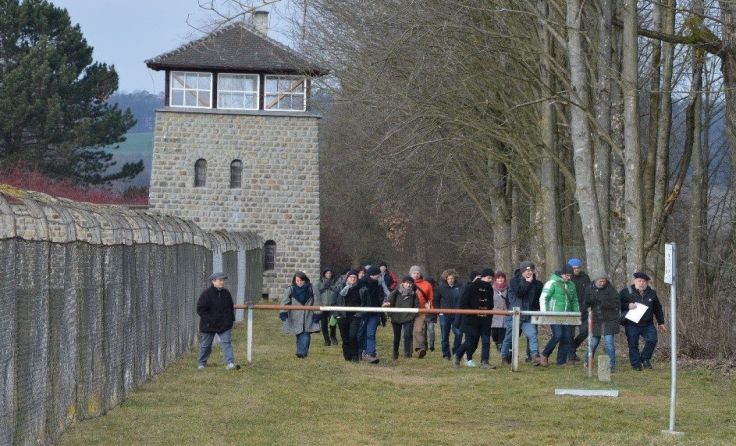 Geführte Rundgänge ermöglichen neue Blickwinkel. Foto: KZ-Gedenkstätte
