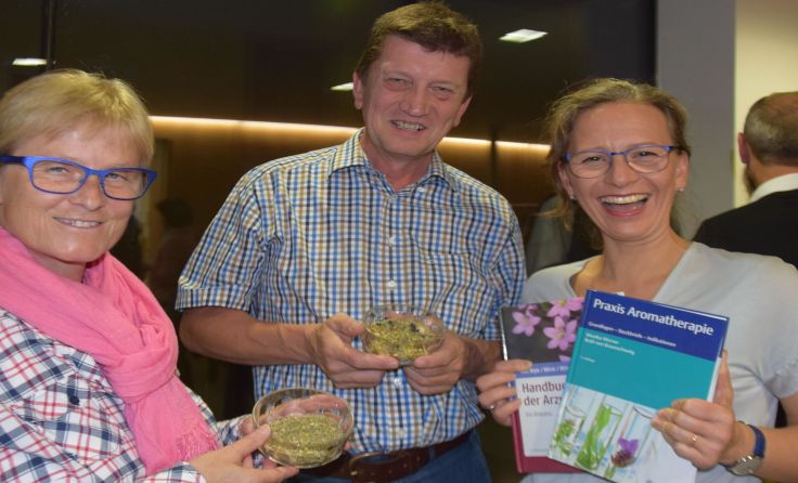 Monika Aichberger (r.): „Mit Heilkräutern kommt man gut durch die kalte Jahreszeit“.
