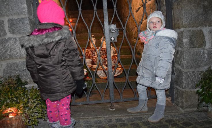 Mariella und Marie Luise staunten über die vielen unterschiedlichen Kripperl.