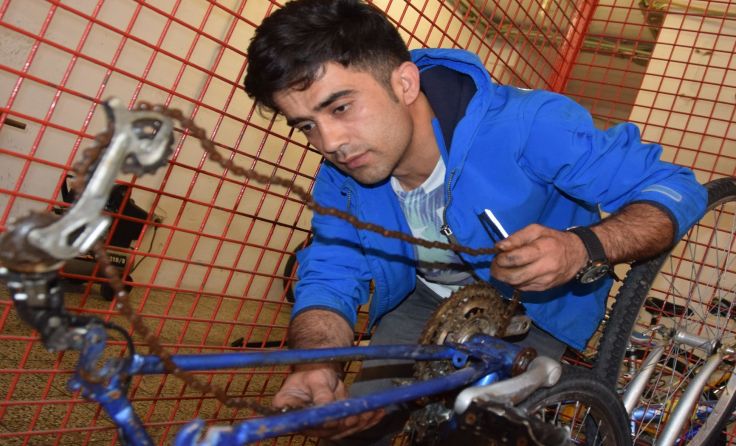 Fachliche Unterstütztung bei der Reparatur des Fahrrads. Foto: maf