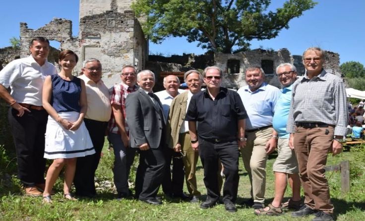 Vereinsobmann Wilhelm Wolkersdorfer (4.v.r.) mit Freunden und Ehrengästen Fotos: maf