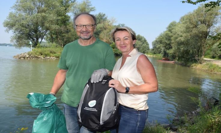 Symbolische Anerkennung für Fritz Etzelstorfer von Umweltprofi Astrid Panhofer