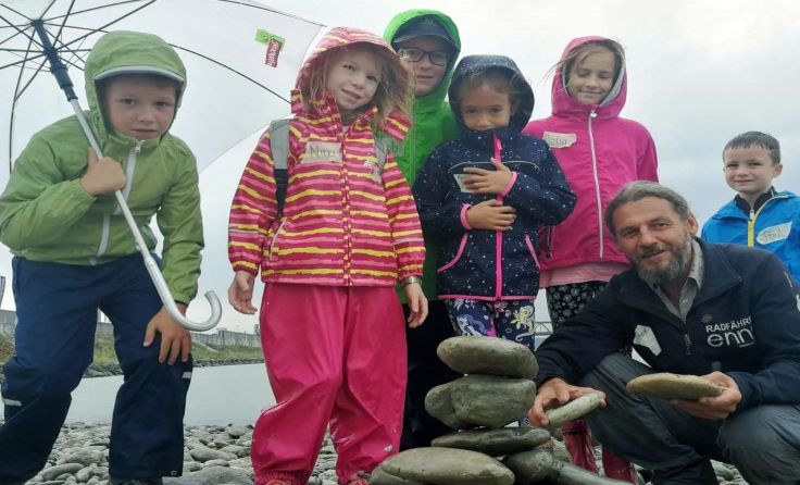 Fährmann Alois Lengauer baut mit den Kindern Steinmanderl