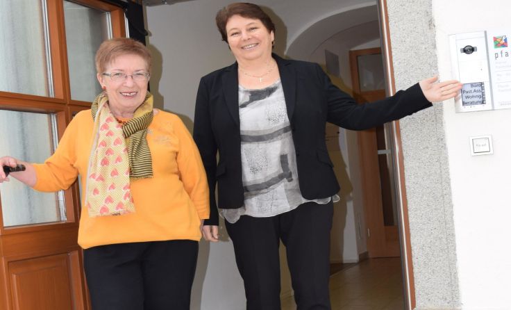 Karin Remsing und Monika Greindl laden zum Jubiläumsfest ein. Foto: maf