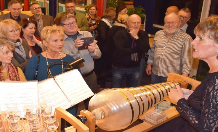 Christa Schönfeldinger erklärte interessierten Zuhörern ihr Instrument.