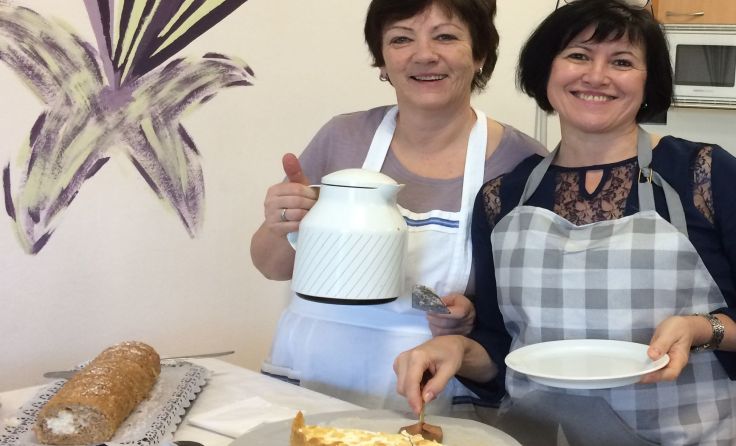 In der Kaffeestube freuen sich fleißige Kuchenbäckerinnen auf die Besucher. Foto: maf 