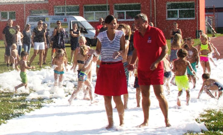 Sabine Schatz und Walter Hofstätter am Schaumteppich (Foto: Hofstätter)
