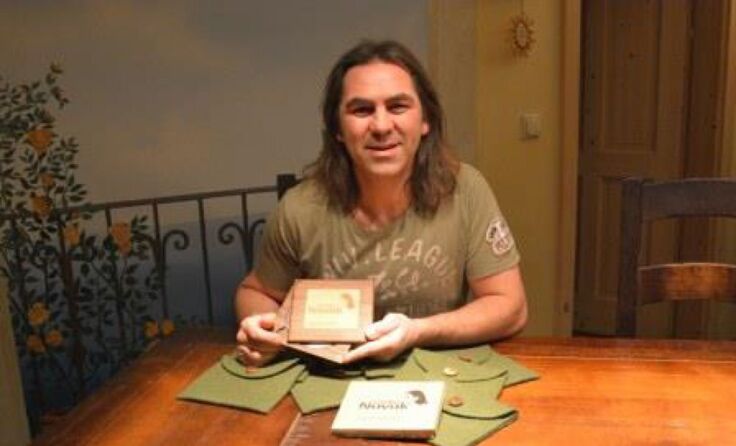 Günther Novak mit dem ersten Exemplaren der Sonderedition der neuen CD. **********Foto: Schacherl