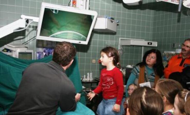 Interessierte Kinder im Akut OP beim Hantieren mit dem Laparoskop. Fotos: LK Gmünd