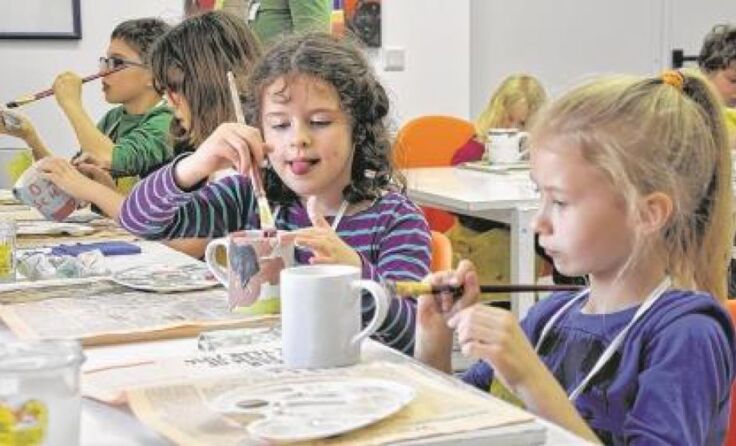 Beim ersten Kurs lernen die Kinder Osterhäferl zu bemalen. *Fotos: IDEA