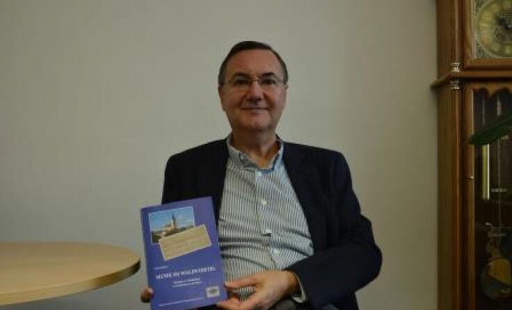 Peter Erhart präsentiert seine neuestes Buchwerk der Öffentlichkeit. Fotos: Schacherl