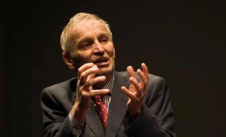 Der Astrophysiker Heinz Oberhummer hält einen Vortrag. Foto: Hannelore Tiefenbacher