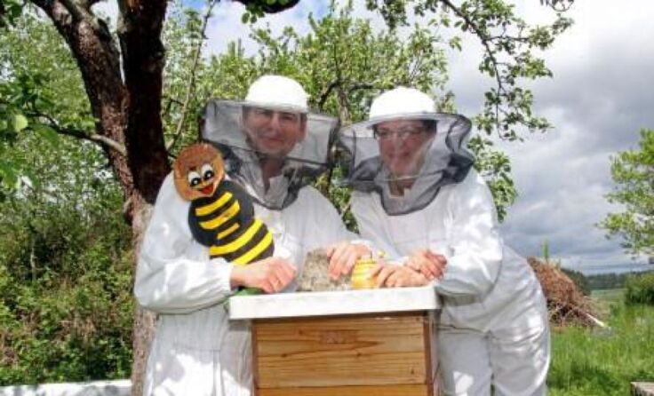Christian und Silvia Bauer kennens ich mti Bienen gut aus. Foto: Sonja Eder