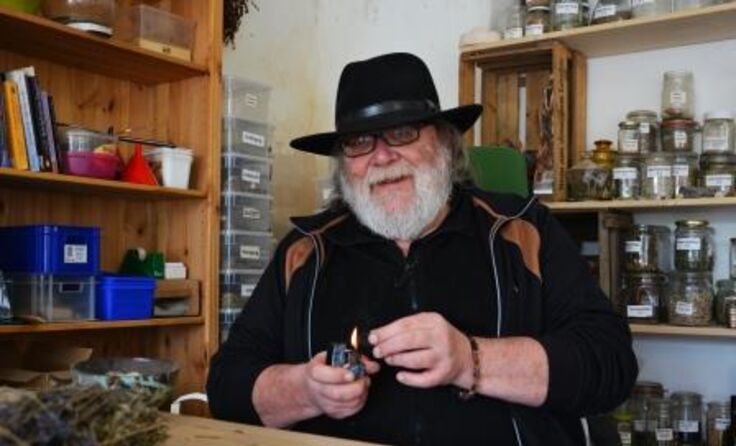 Walter Siegl zündet eine Räucherkohle an. Fotos: Schacherl