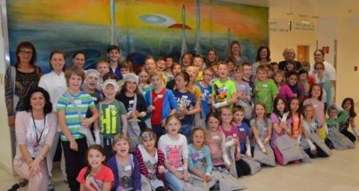 Schüler der dritten Klassen der Volksschule beim Gruppenfoto in der Landesklinik.