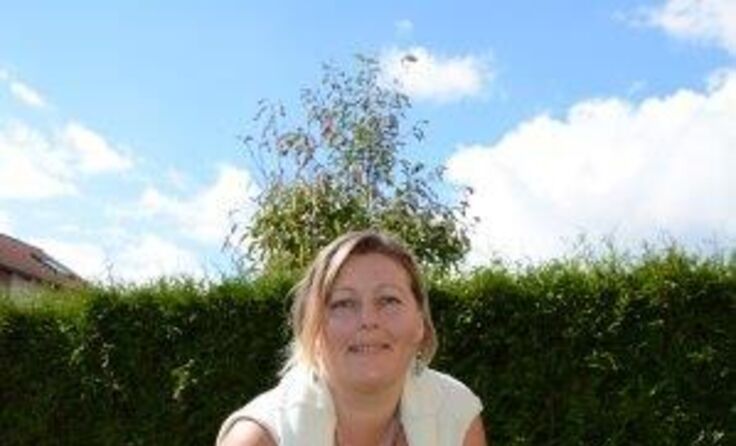 Die Kräuterspezialistin Eunike Grahofer zeigt, wie man Sonnenschutz selber macht. Foto: Schacherl