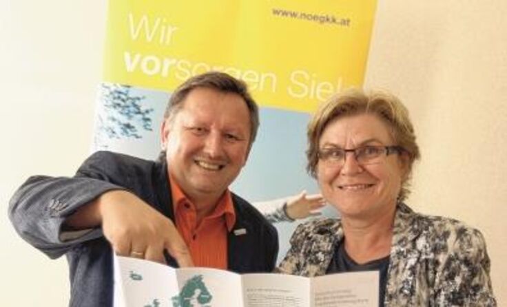 Wolfgang Ebert (NÖGKK) gibt Bürgermeisterin Helga Rosenmayer (ÖVP) Tipps vor Urlaubsbeginn.
