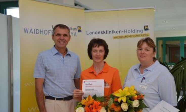 Pflegedirektor Robert Eberl gratulierte den Mitarbeiterinnen herzlich.