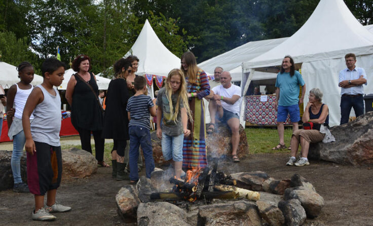 Ein Ritual mit Feuer und Kräutern am Beginn der Eröffnung. Fotos: Schacherl