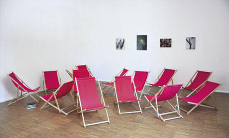 Installation "Liegestühle" von Fridolin Welte. Foto: Heide Pichler
