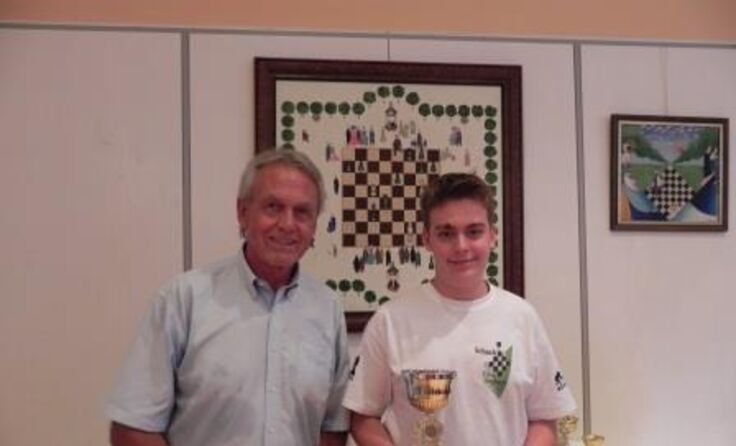 Florian Schlager mit Pokal „Bester Spieler U16“ und Präsident des ASVÖ Kurt W. Steiner.