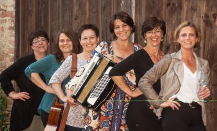 "Frauenkompott" spielen im Schüttkasten Lindenhof auf.
