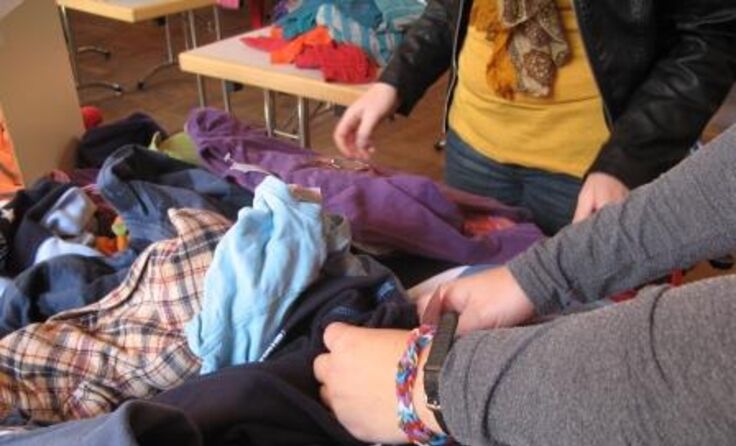 Kinderkleider zu günstige Preisen gibt es beim Bazar in Groß Siegharts.