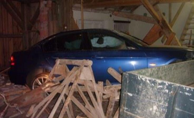 Der Lenker des Wagens hat sich unfreiwillig in einem Schuppen "eingeparkt". Foto: FF Vitis