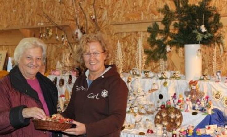 Gertrud Loika bewundert die filigranen Bastelarbeiten von Elfi Schattauer.