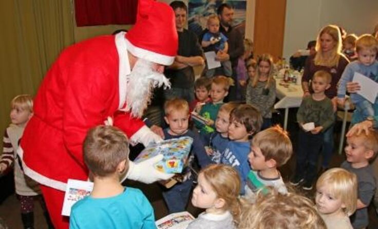 Leuchtende Augen fröhlicher Kinder erlebte der Weihnachtsmann beim Besuch von TE Connectivity.