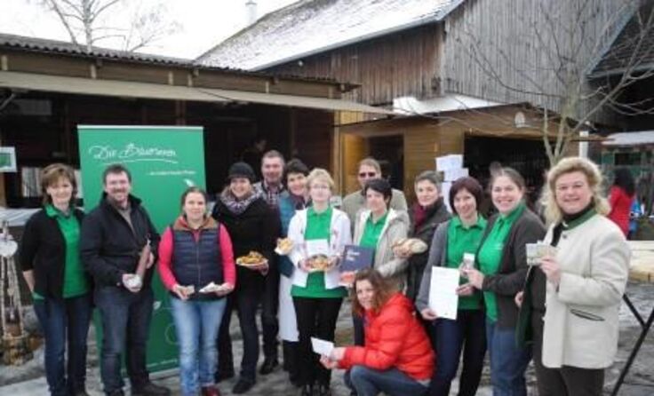 Gruppenfoto der Bäuerinnen und Direktvermarkter beim Raabser Wurstfest.