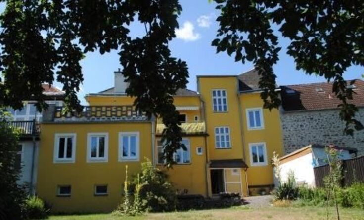 Jahrmarkttheater mit dem TAM-Ensemble gibt es im TAM-Vereinshaus-Garten. Foto: TAM