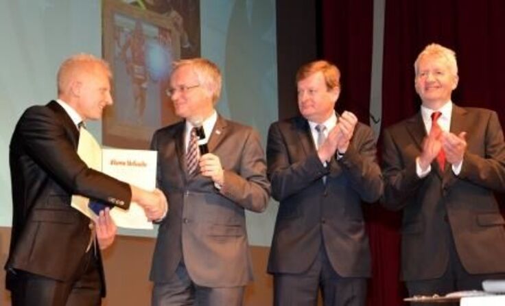 Mit dem Silbernen Sportehrenzeichen wurde Erich Scharf überrascht.