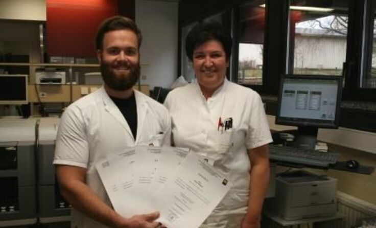 Gabriele Simon freut sich mit ihrem erfolgreichen Mitarbeiter Mattias Koller.