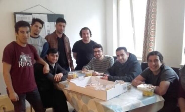 Herr Fadi Jajan (Zweiter von rechts) bei der Übergabe mit iugendlichen Flüchtlingen.