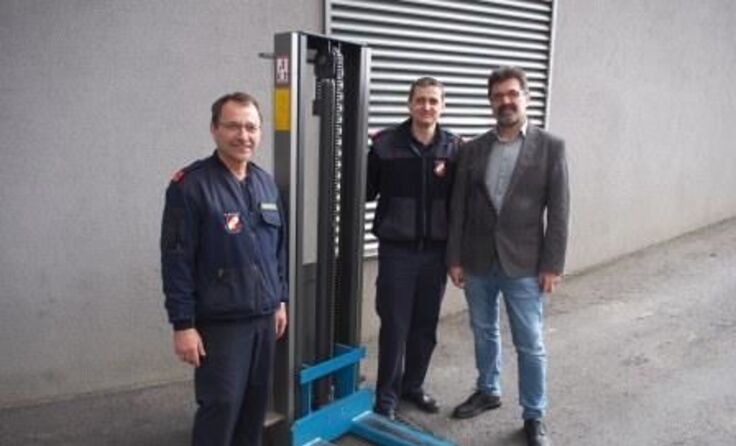 Harald Zimmerl, Christian Bartl und Richard Reif bei der Übergabe des Elektro-Hand-Staplers.
