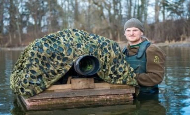 Florian Kainz mit seinem schwimmenden Tarnzelt. Foto: Andreas Kainz