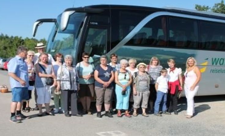 Die Teilnehmer der Kräuterreise mit Kräuterexpertin Eunike Grahofer (rechts). Foto: Monika Wais
