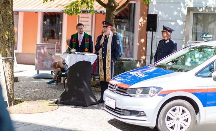 Auch die Besucher des Frischemarkts konnten der Segnung beiwohnen. Foto: Fettinger