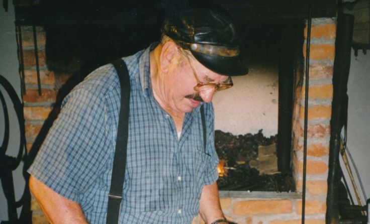 Franz Dichtl bei seiner Arbeit als Schmid Foto: privat