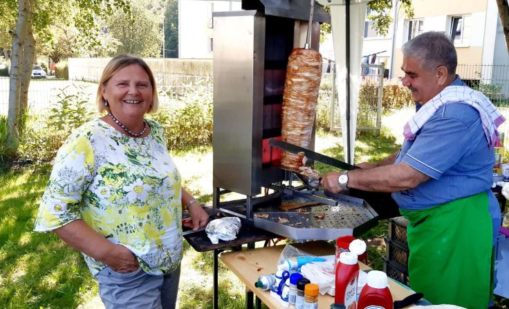Tahir Bugur bereitet Kebab für eine Gartenfest-Besucherin zu. Foto: Volkshilfe FMB/Ram