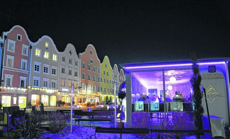 Geliebt und kritisiert – die Glasbar am Stadtplatz. *Foto: Tourismusverband Schärding