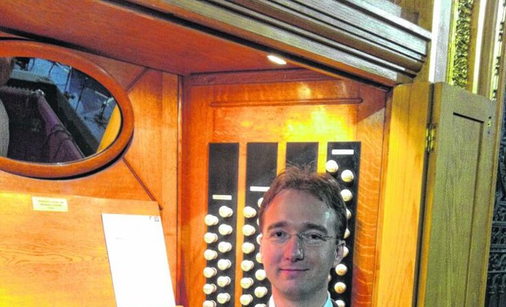 Robert Kovács begeistert am Ostermontag mit seinem Spiel an der Orgel.