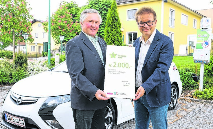 Landesrat Rudolf Anschober übergibt die Ökostar-Auszeichnung an die Gemeinde Dorf und...