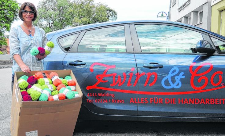 Gertraud Maureder von Zwirn & Co aus Walding spendete für die Strick- Aktion 260 Wollknäuel.