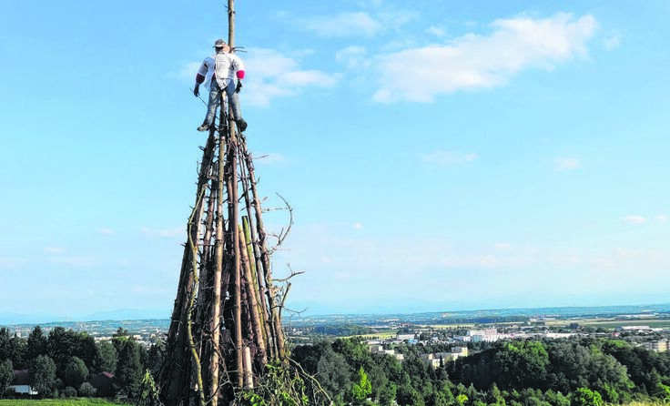 Bis zum Sonnenwendfest genießt der "Hansl" noch die schöne Aussicht.