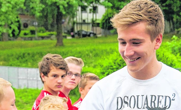 Der 20-jährige Kicker war zu Besuch in seiner Heimat. Foto Werbung am Inn 