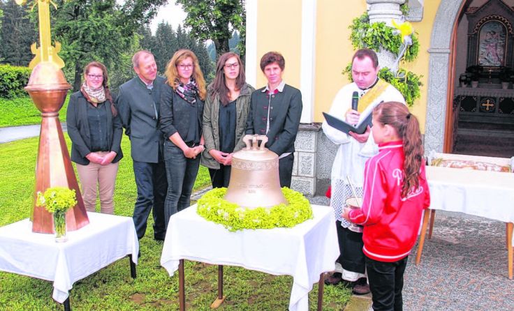 Guglerfamilie mit P. Otto bei der Turmkreuz- und Glockenweihe. Foto: Edi Grabner