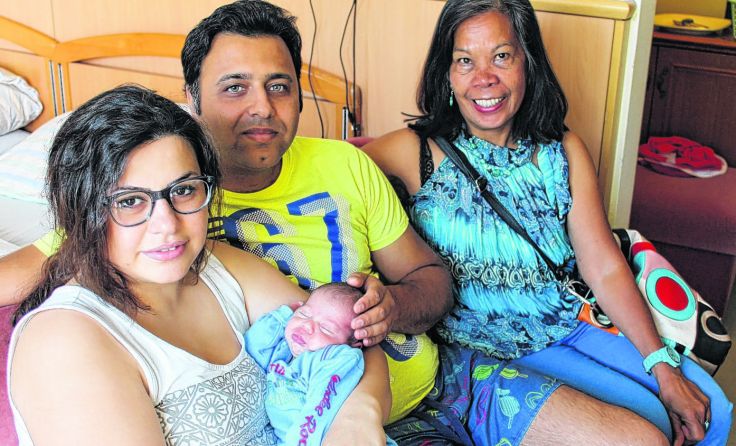 Die stolzen Eltern Elham und Ali mit dem kleinen Artam und Wahlomi Lily Part. 